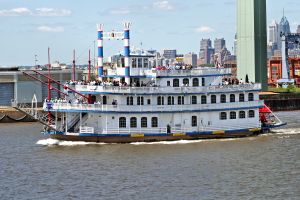 Bateau remontant le fleuve