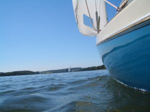 Bateau en mer: terre en vue