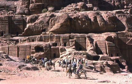 P&eacute;tra, n&eacute;cropole