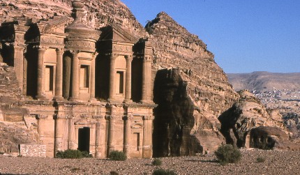 P&eacute;tra, monast&egrave;re