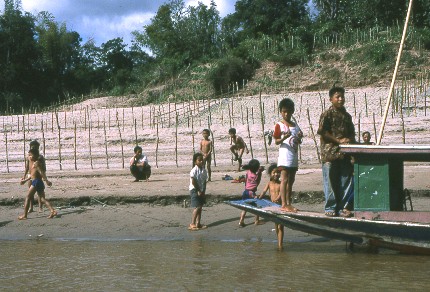 Le M&eacute;kong, enfants &agrave; la rencontre des bateaux